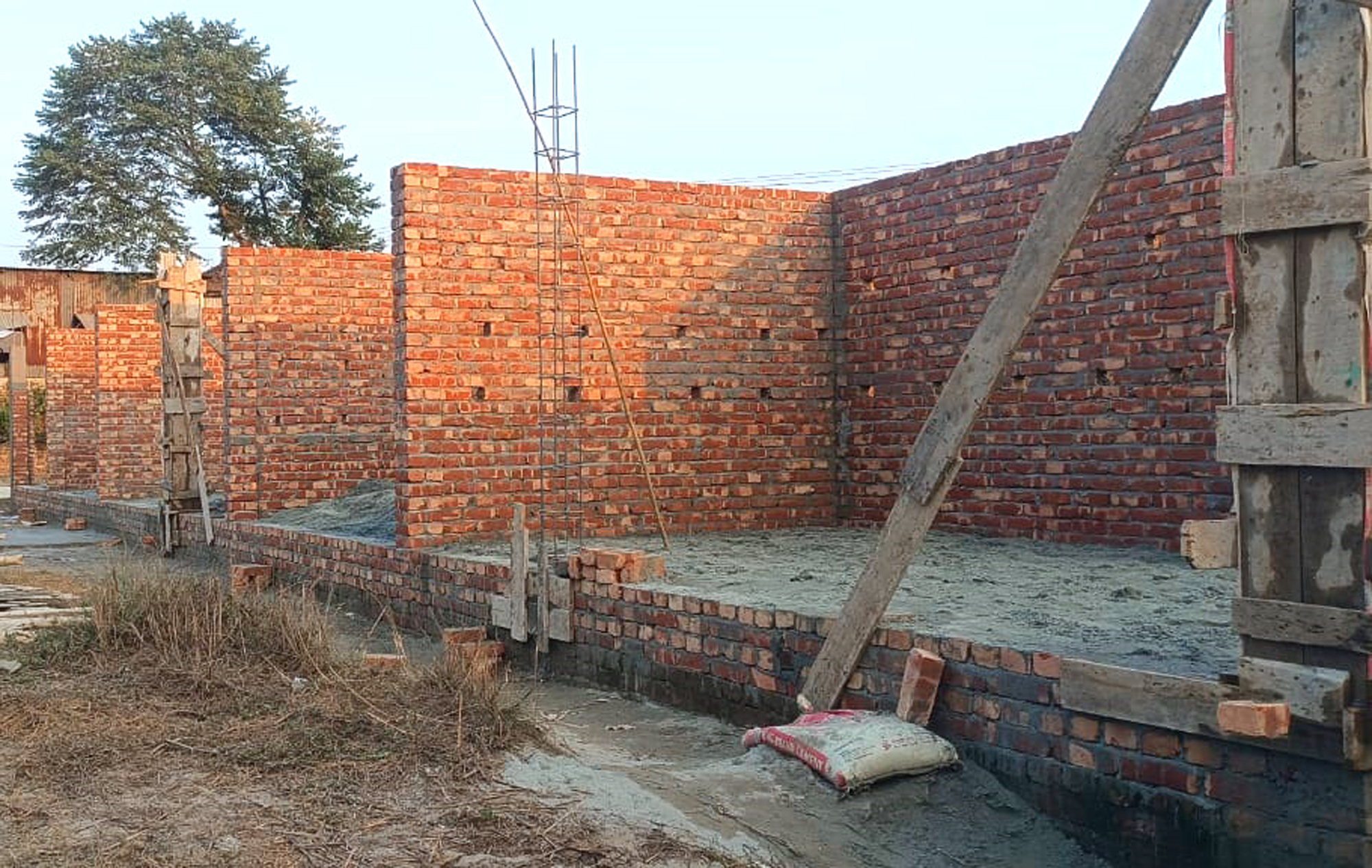 রেলওয়ের জমি দখল করে ভবন নির্মাণে ব্যস্ত বিএনপি-আ.লীগ নেতা